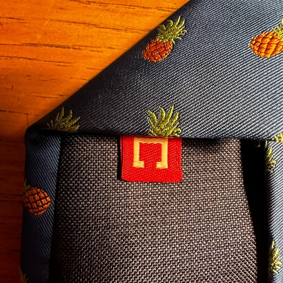 Pineapple tie CHAPS like new used once - Picture 7 of 9